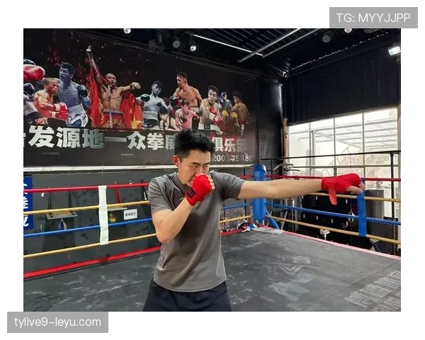 熊朝忠家的拖拉机还没换，拳台上的金腰带倒攒了一抽屉