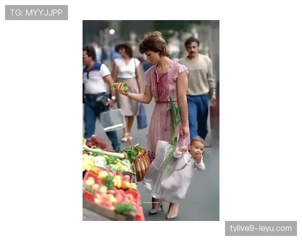 看到邹敬园提着塑料袋逛菜市场，金牌脸和大妈唠家常，这反差我服了